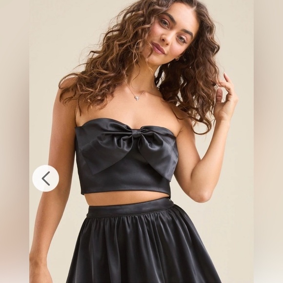 Altar'd State Tops - Altar’d State BLACK BOW SATIN STRAPLESS TOP